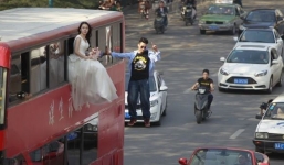 Ảnh cưới trên xe buýt gây sốt cư dân mạng